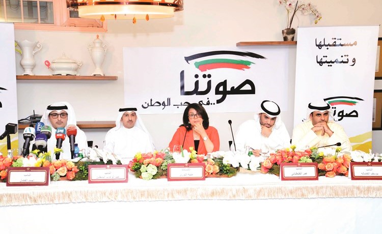 يوسف الفضالة وعمر الطبطبائي وعبدالوهاب البابطين وأحمد الفضل تتوسطهم منية النوري﻿