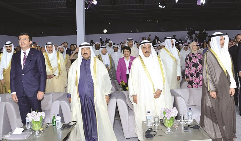 مرزوق الغانم والشيخ فيصل السعود وسمو الشيخ ناصر المحمد وعدد من الحضور﻿