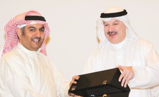 عبداللطيف السريع مكرما المستشار محمد بهمن﻿