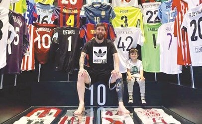ليو ونجله مع قمصان خصومه﻿