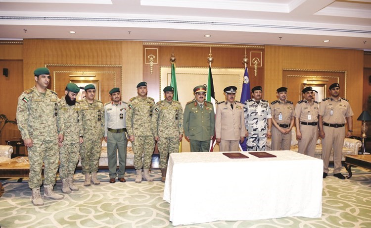 الفريق الركن م.هاشم الرفاعي والفريق محمود الدوسري مع عدد من قيادات الحرس والداخلية على هامش توقيع مذكرة التفاهم﻿