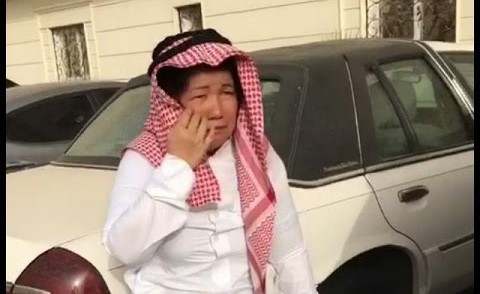 بالفيديو.. “فلبينية” تتنكر في ثوب رجالي.. شاهد كيف تصرف شباب لحظة اندهاشهم !