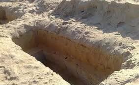 نبش قبر زوجته وأعاد جثتها إلى منزله... وما يفعله بها منذ 13 عاماً صادم