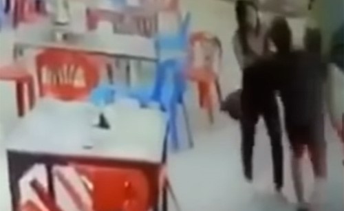 بالفيديو.. متهور يلقن فتاة علقة ساخنة بعد رفض إعطائه رقم هاتفها