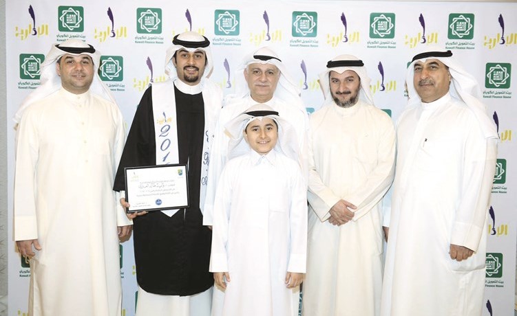 عدد من الخريجين في جناح بيتك﻿