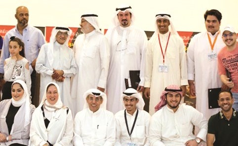 جمال اللهو مع عدد من المشاركين في الحفل﻿