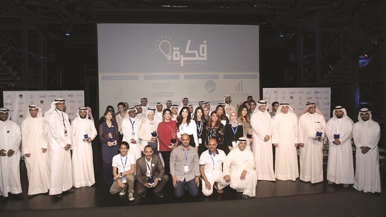 صورة جماعية للمشاركين في برنامج فكرة والمرشدين والجهات الراعية في الحفل الختامي﻿