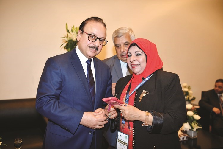 ياسر القاضي متحدثا للزميلة ناهد إمام (فريال حماد)﻿