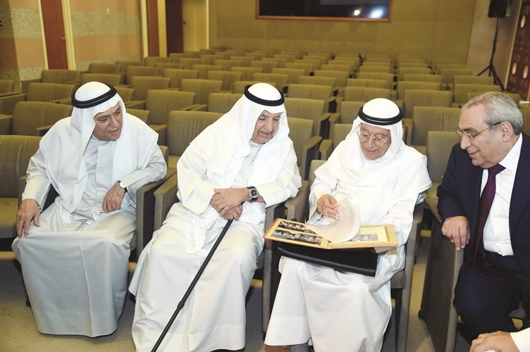 علي الغانم وخالد عيسى الصالح عقب الجمعية العمومية﻿