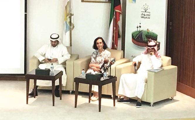 أمثال الأحمد تتوسط مسؤولي الجهات الحكومية﻿