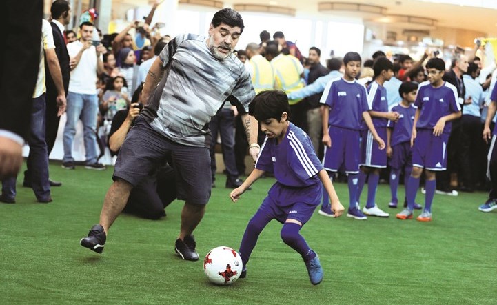 مارادونا يستعرض في المنامة﻿