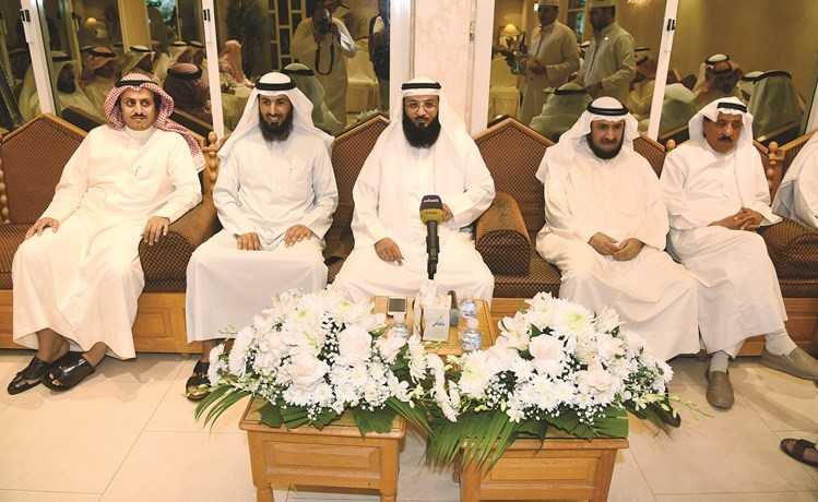 د.سعود العجمي متحدثا خلال المحاضرة (احمد علي)﻿