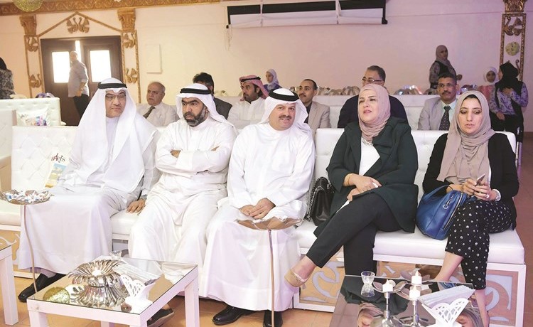 عدد من القيادات التربوية خلال متابعة الأوبريت﻿