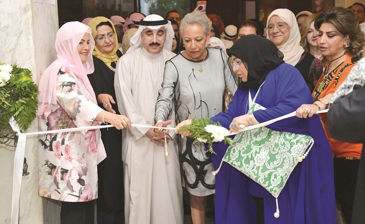الشيخة د.حصة السعد ويوسف مصطفى أثناء قص الشريط لافتتاح المعرض(شانافاس قاسم)﻿