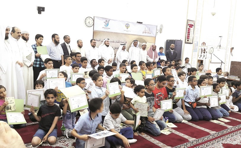 صورة جماعية مع عدد من المكرمين﻿