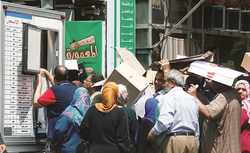 إقبال كبير من المواطنين على منافذ بيع المنتجات الغذائية التابعة للقوات المسلحة قبيل انطلاق شهر رمضان(رويترز)﻿