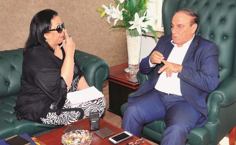 مدير الشؤون المعنوية الأسبق اللواء سمير فرج متحدثا إلى الزميلة خديجة حمودة(ناصر عبد السيد) ﻿