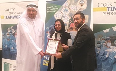  د.عبدالرحمن العنزي ود.نيران النقيب يكرمان الصيدلي حسين العنزي﻿