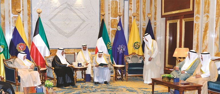 صاحب السمو الأمير الشيخ صباح الأحمد يتسلم رسالة خادم الحرمين الشريفين من د.عصام بن سعيد بحضور السفير السعودي د.عبدالعزيز الفايز والشيخ على الجراح ومحمد شرار ﻿