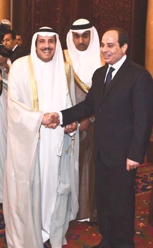 الرئيس المصري عبدالفتاح السيسي مصافحا عميد السلك الديبلوماسي في البحرين السفير الشيخ عزام الصباح ﻿