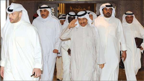 سمو رئيس الوزراء الشيخ جابر المبارك مغادرا مجلس الأمة أمس بعد تجاوزه الاستجوابين وبجانبه الشيخ صباح الخالد