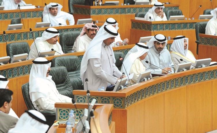 سمو رئيس الوزراء الشيخ جابر المبارك والشيخ محمد الخالد والشيخ خالد الجراح والشيخ محمد العبدالله ود. فالح العزب اثناء الجلسة﻿