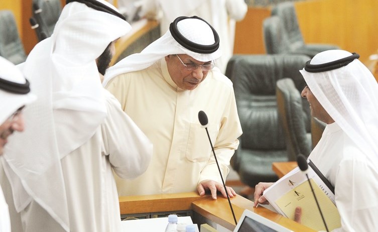  ويستمع لحديث رياض العدساني ود. عادل الدمخي﻿