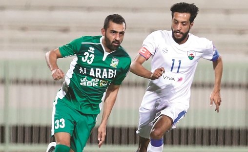 خلف أحمد في كرة مشتركة مع محمد سعد نجم الجهراء(الأزرق. كوم)﻿