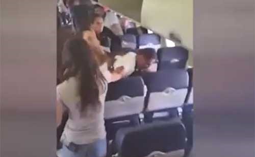 فيديو صادم .. ماذا حدث حين اشتكى أحد المسافرين من راكبة تعبث في مقعده ؟