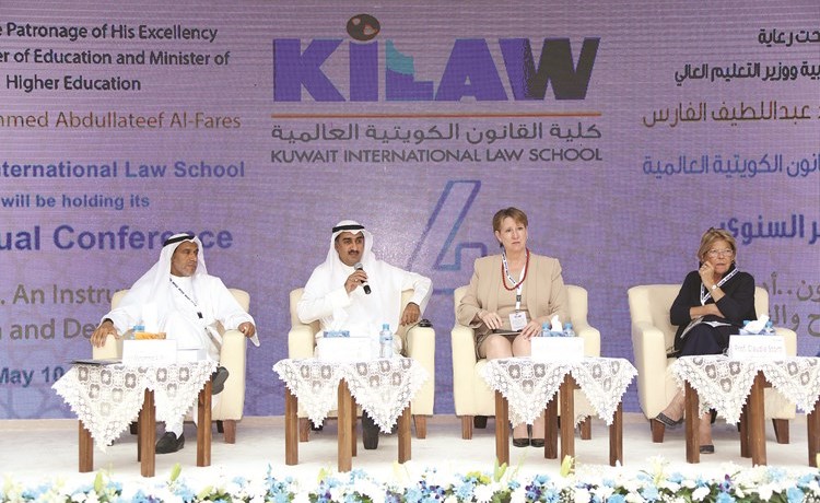 د. يوسف العلي يدير الجلسة الأولى بمشاركة د. محمد المقاطع ود. بربرا بنتليف ود. ستورت﻿
