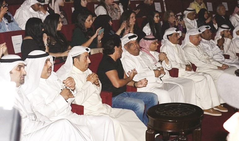 الأمين العام المساعد للمجلس الوطني للثقافة والفنون والآداب محمد العسعوسي والملحن مشعل العروجونواف عبدالله أثناء الحفل﻿