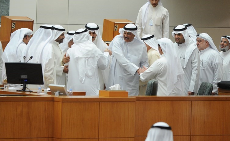 الشيخ صباح الخالد والشيخ محمد الخالد وانس الصالح ومحمد الجبري وبعض النواب يهنئون ياسر ابل بعد انتهاء المساءلة﻿