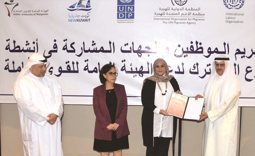 عبدالله المطوطح وزينب بنجلون يكرمان اسيل المزيد﻿