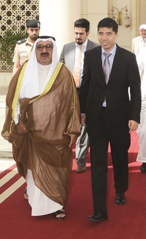 الشيخ ناصر صباح الاحمد مغادرا الى بكين وفي وداعه السفير الصيني لدى البلاد﻿