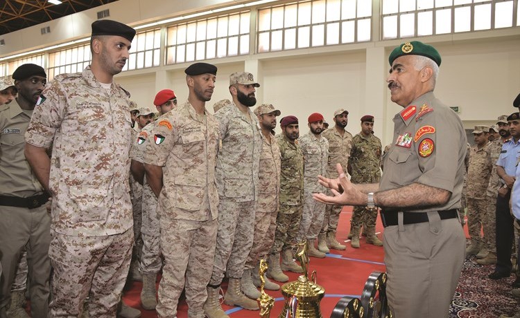 رئيس الأركان العامة للجيش الفريق الركن محمد الخضر متحدثا للحضور﻿