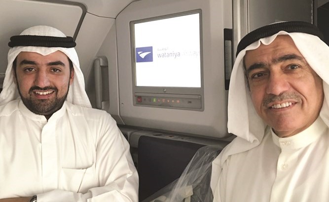 علي الفوزان وخالد المرزوق داخل طائرة الخطوط الوطنية ﻿