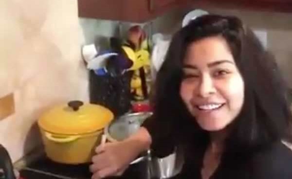 بالفيديو.. الفنانة شيرين تطبخ الكشري بنفسها… شاهد كيف بدت على طبيعتها ومن دون مكياج