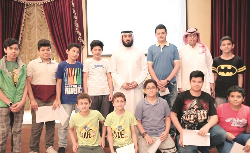 لقطة تذكارية مع الطلاب المتدربين على فن الإلقاء في دار العثمان﻿