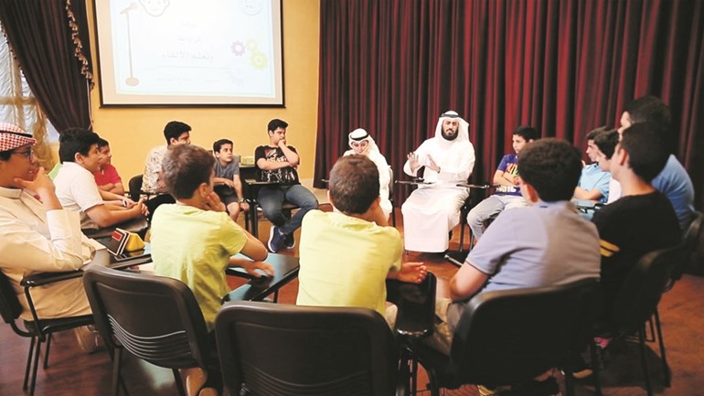 الطلاب يستمعون للهاشم خلال المحاضرة﻿
