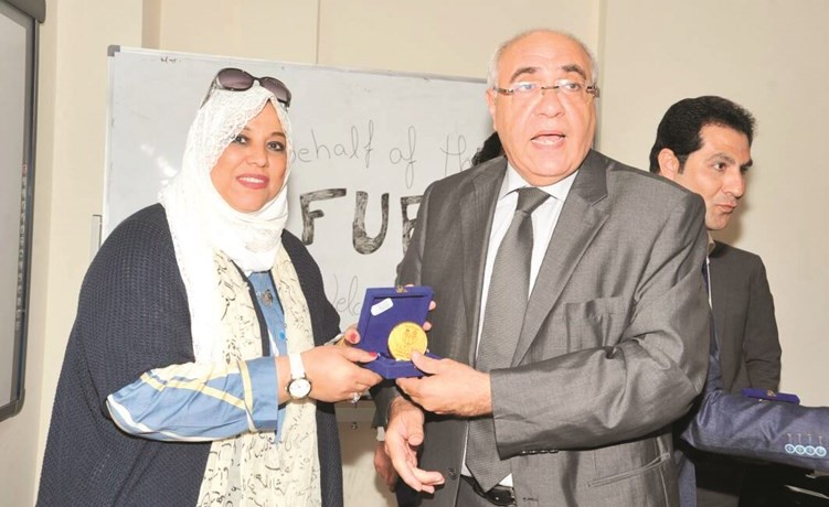 رئيس جامعة المستقبل يهدي الزميلة هناء السيد درع الجامعة﻿