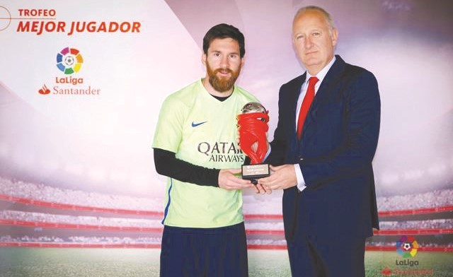 ليونيل ميسي يتسلم جائزة افضل لاعب في شهر ابريل﻿