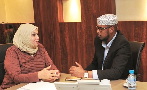 محمد دعالي متحدثا للزميلة ليلى الشافعي	(عادل سلامة)﻿