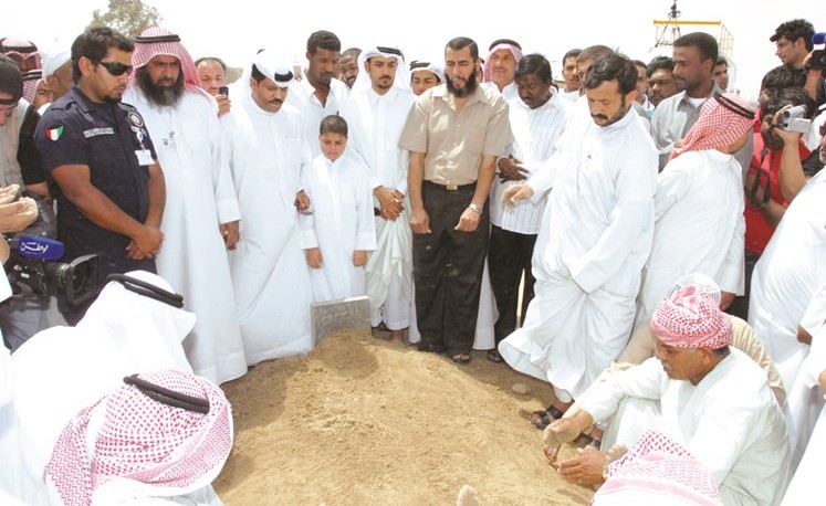 مجموعة من المواطنين والمقيمين يدعون لفقيد الكويت الكبير في مثواه الاخير	﻿
