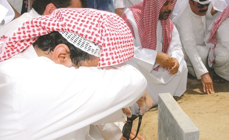 احد المواطنين يجلس متأثرا قرب قبر فقيد الكويت الكبير سمو الامير الوالد الشيخ سعد العبدالله السالم الصباح	﻿