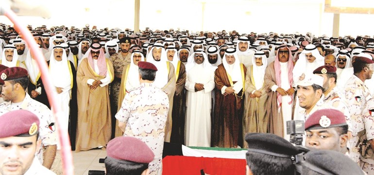 أسرة آل الصباح الكرام أثناء الصلاة على جثمان المغفور له بإذن الله الشيخ سعد العبدالله﻿