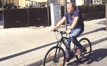 رئيس بلدية بيروت جمال عيتاني على الدراجة في وسط بيروت﻿