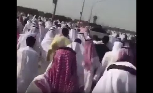 بالفيديو.. حشود كويتية بجنازة مصري استجابة لنداء أمّه المؤثر