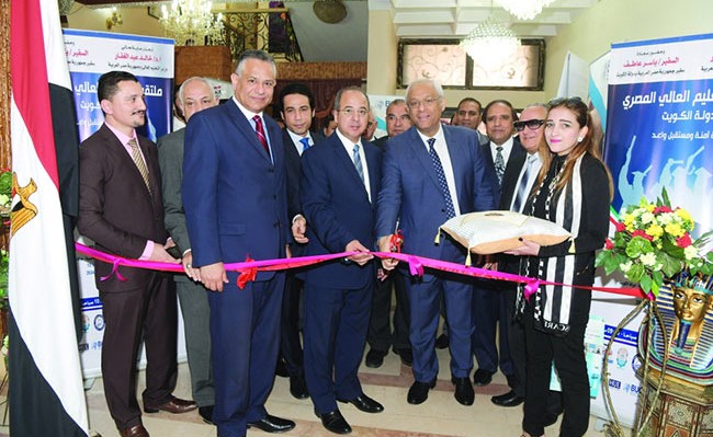السفير المصري ياسر عاطف ومدير عام مؤسسة اخبار اليوم خالد طه خلال قص شريط افتتاح الملتقى (محمد هاشم)