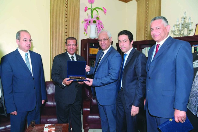 السفير المصري ياسر عاطف مكرما مستشار الادارة العامة الزميل حسام فتحي بحضور د. نبيل بهجت وخالد طه