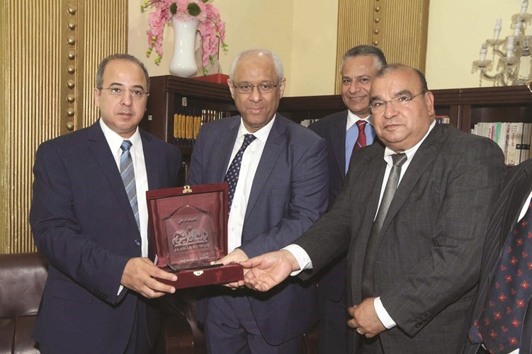 مدير عام مؤسسة اخبار اليوم خالد طه مكرما السفير المصري ياسر عاطف بحضور مدير التحرير رفعت فياض﻿